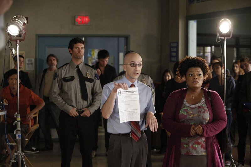 Während Studienleiter Pelton (Jim Rash, vorne l.) mal wieder gegen alles und jeden kämpft, kommt Shirley (Yvette Nicole Brown, vorne r.) auf die Idee, einen religiös motivierten Film zu drehen … – Bild: Sony Pictures Television Inc. All Rights Reserved. Lizenzbild frei