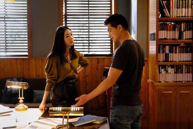l-r: Nicky Shen (Olivia Liang), Henry Yan (Eddie Liu) – Bild: The CW Network, LLC. All Rights Reserved /​ Bettina Strauss