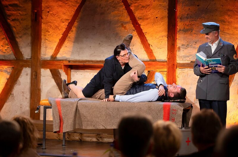 SWR COMEDY SCHEUNE, „Poesie /​ Rot-Kreuz (1)“. Alte Freunde, junges Blut. Schiffe ruhig weiter, wenn der Mast auch bricht: Hillu’s Herzdropfa schwelgen in alten Zeiten. Und beim Rotkreuzdienst der Gscheidles muss jeder dran glauben. – Bild: SWR/​Sabine Stumpp