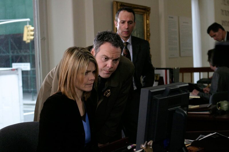 Pictured: (l-r) Kathryn Erbe as Det. Alex Eames, Vincent D’Onofrio as Det. Robert Goren, Tom Titone as Bart – Bild: d3 /​ UNIVERSAL CHANNEL