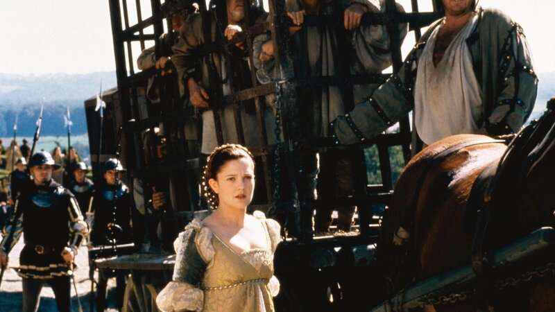 Danielle (Drew Barrymore) ist zwar nur ein schlichtes Mädchen, setzt sich jedoch für die armen Bürger der Stadt ein. – Bild: RTL /​ Twentieth Century Fox