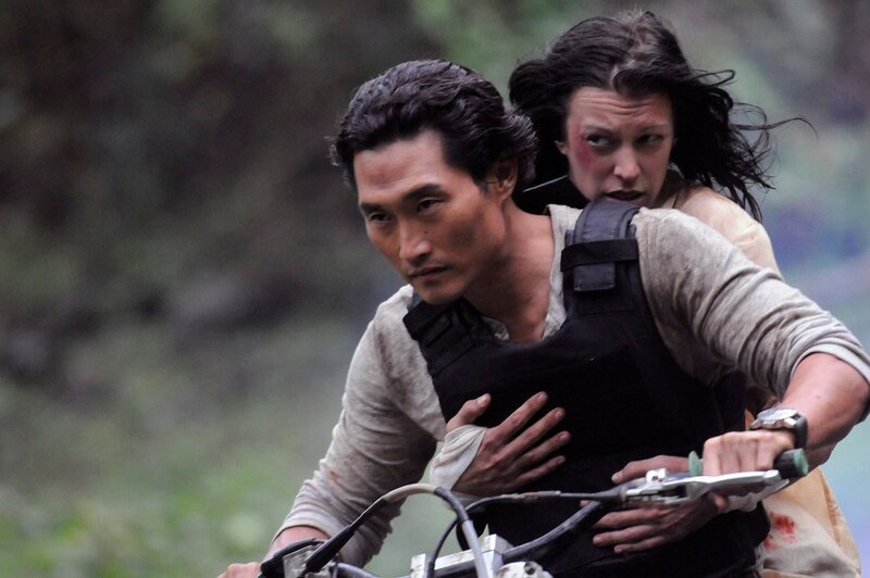 Julie (Mariana Klaveno, r.), eine wichtige Zeugin in einem bedeutsamen Mordprozess ist verschwunden. Steve und Chin (Daniel Dae Kim, l.) müssen in den Dschungel der Insel und die Zeugin schleunigst ausfindig zu machen und sie zu beschützen. – Bild: Fox Channel