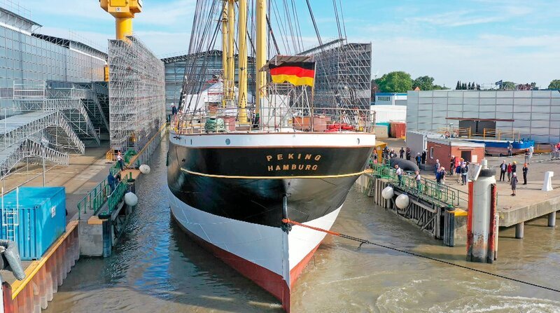 Die Peking kommt mit gestellten Masten aus dem Trockendock. Die Restaurierungsarbeiten neigen sich dem Ende zu. – Bild: BR/Manfred Schulz Filmproduktion/NDR Die Peking kommt mit gestellten Masten aus dem Trockendock. Die Restaurierungsarbeiten neigen sich dem Ende zu. – Bild: BR/Manfred Schulz Filmproduktion/NDR