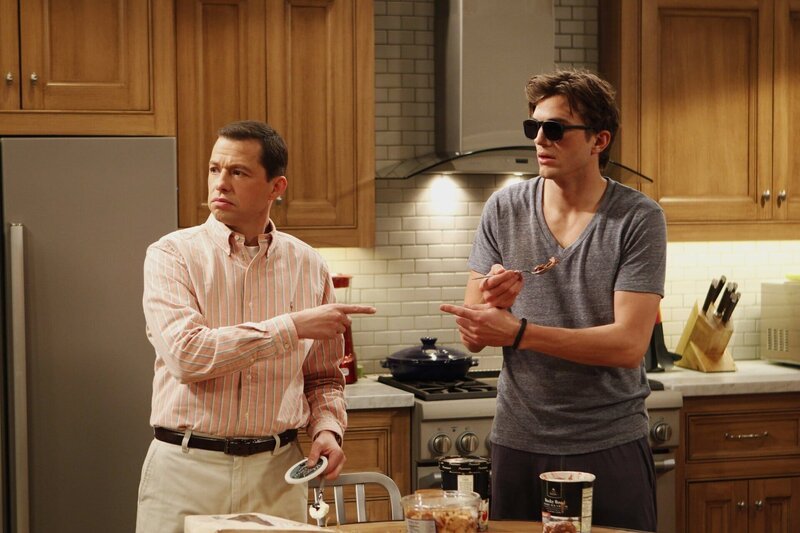 Wahre Männer: Alan (Jon Cryer, l.) und Walden (Ashton Kutcher, r.) … – Bild: Warner Brothers Entertainment Inc. Lizenzbild frei