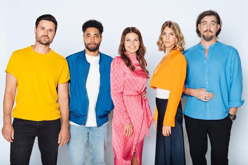 V.l.: Milos Vukovic (Paco Weigel), Julius Dombrink (Theo Wolters), Tabea Heynig (Britta Schönfeld-Küpper), Bettine Langehein („Stella Richter“), Diego Carlos Seyfarth (David Junker) – Bild: RTL /​ Julia Feldhagen