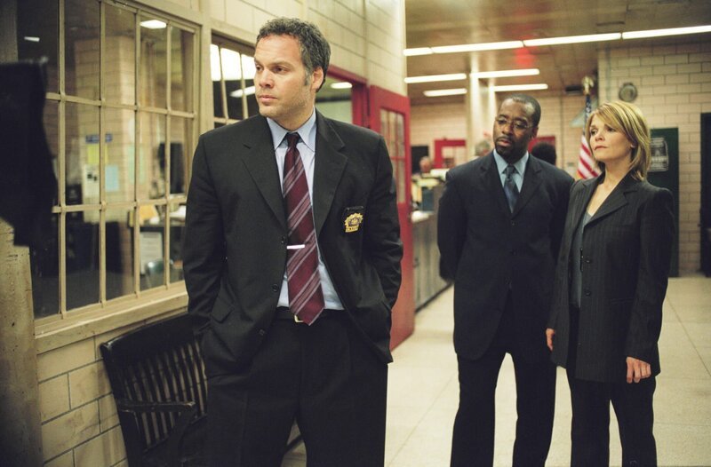 From left: Detective Robert Goren (Vincent D’Onofrio), Ron Carver (Courtney B. Vance) and Detective Alexandra Eames (Kathryn Erbe). – Bild: UNIVERSAL CHANNEL