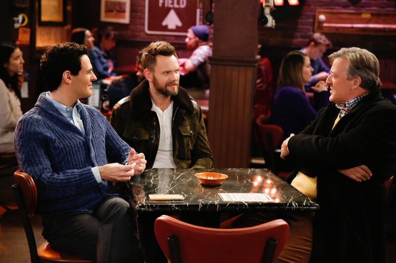 (v.l.n.r.) Paul (Andrew Leeds); Jack Gordon (Joel McHale); Roland (Stephen Fry) – Bild: 2016 CBS Broadcasting, Inc. All Rights Reserved. /​ Monty Brinton Lizenzbild frei