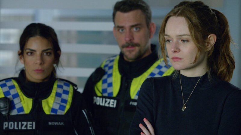 Isa (Lilli Hollunder, l.) und Kris (Marc Barthel, Mitte) fragen sich, ob Johanna Severin (Miriam Schiweck, r.) etwas mit dem Einbruch in die Villa ihres Vaters zu tun hat. – Bild: ZDF und Marius von Felbert