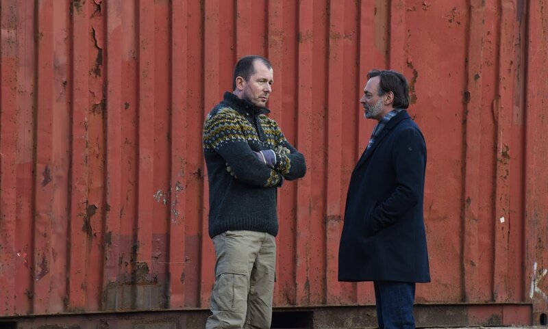 Die Stimmung zwischen den ehemaligen Partnern Andreas Seidel (Martin Lindow, l.) und Thomas Reuss (Peter Benedict, r.) ist mehr als kühl. – Bild: Marion von der Mehden