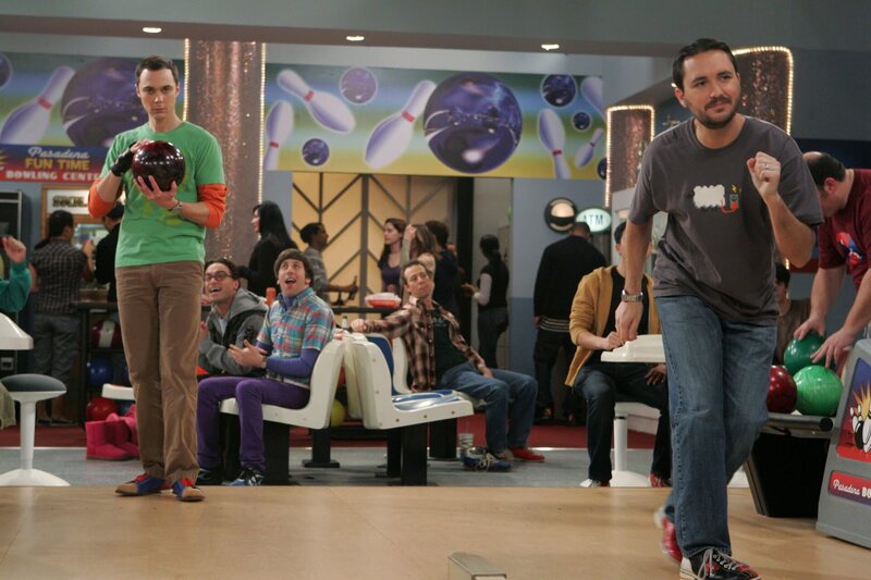 Treten gegeneinander im Bowling an: Sheldon (Jim Parsons, l.) und Wil Wheaton (Wil Wheaton, r.) … – Bild: Warner Bros. Television Lizenzbild frei