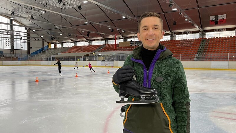 „PUR+“-Moderator Eric Mayer stellt sich einer Eislauf-Challenge: In zwei Tagen lernt er verschiedene Figuren auf dem Eis und muss diese in einer Mini-Kür präsentieren. – Bild: ZDF und Sandra Palm