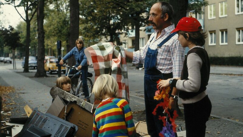 Peter erklärt den Kindern, dass Musik auf der Straße liegt. Als Beweis zeigt er ihnen, was man aus Sperrmüll noch so alles machen kann. – Bild: ZDF