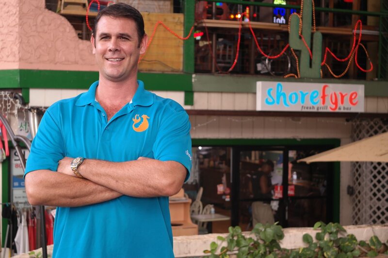 Shore Fyre’s owner standing in front of his restaurant in Honolulu. – Bild: Television Food Network, G.P.