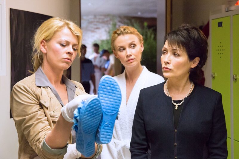 Kommissarin Kristina Katzer (Isabell Gerschke, l.) ermittelt im Wellness-Tempel. Weder Uschi Rüther (Masha Tokareva, M.) noch Diana Langkamp (Anke Sevenich, r.) können sich den Mord an Saunameister Beyer erklären. – Bild: ARD/​Andreas Wünschirs