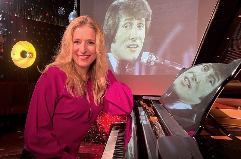 Der Film „Merci, Udo – Songs für die Ewigkeit von Udo Jürgens“ von Melanie Didier würdigt dieses große Werk Udo Jürgens mit seinen schönsten und bedeutendsten Liedern. – Sängerin Stefanie Hertel hat schon als Jugendliche die Musik von Udo Jürgens gehört und liebt den Song „Aber bitte mit Sahne“. – Bild: WDR/​Melanie Didier