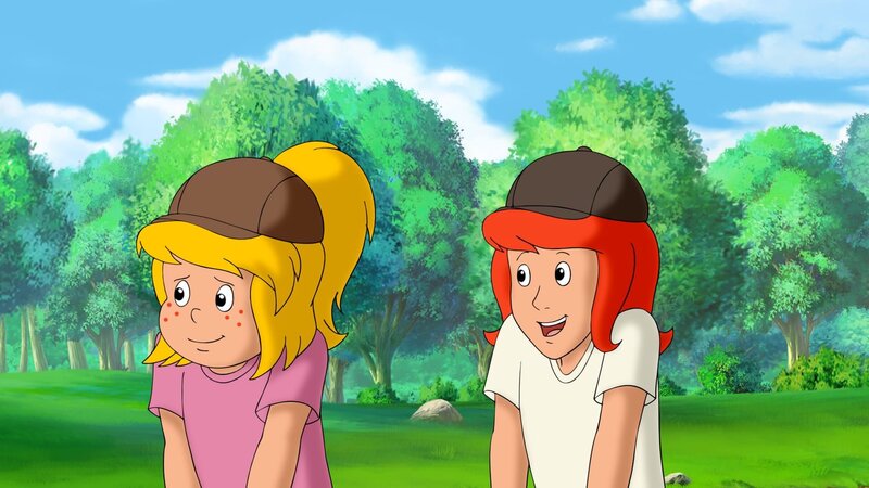 Bibi (l.) und Tina sind ganz beglückt, dass sie dem Hirschen zurück in die Freiheit verholfen haben. – Bild: ZDF