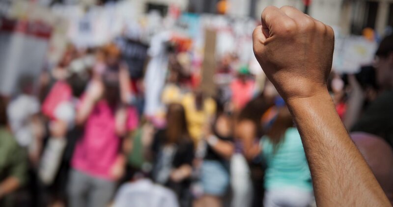 Jerseys Bürger sind wütend. Sie gehen auf Straße, demonstrieren für Gerechtigkeit und fordern einen unabhängigen Ausschuss. – Bild: Tobias Lenz, Autorenkombinat