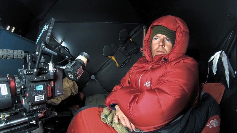 Kameramann Neil Anderson hofft in seinem Filmversteck in Alaska darauf, einen Vielfraß vor die Linse zu bekommen. – Bild: BBC Studios