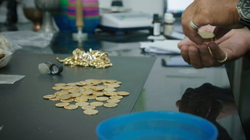 Mann, der Goldmünzen zählt. – Bild: Warner Bros. Discovery