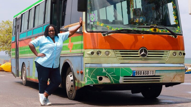 Butterfly Brown (Chizzy Akudo) ist die Busfahrerin des Expressbusses nach Honore. – Bild: ZDF und Denis Guyenon