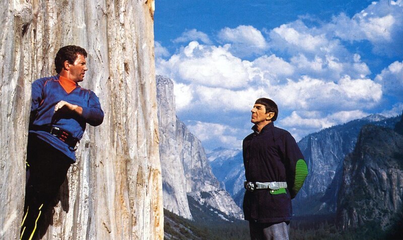 Mr. Spock (Leonard Nimoy, r.) kann für Captain Kirks (William Shatner, l.) sportliche Ambitionen beim Bergsteigen nur mitleidiges Bedauern empfinden, denn mit seinen praktischen Spezialschuhen ist es doch viel einfacher … – Bild: Paramount Pictures