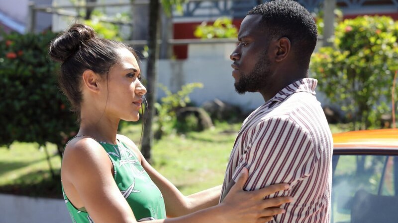 Florence Cassell (Joséphine Jobert) und ihr Verlobter Patrice Campbell (Leemore Marrett Jr.) freuen sich auf die bevorstehende Hochzeit. – Bild: ZDF und Denis Guyenon./​Denis Guyenon