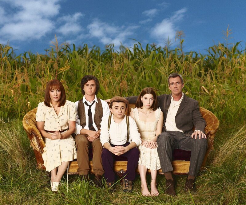 Der alltägliche Wahnsinn ist bei ihnen Dauergast: Frankie (Patricia Heaton, l.) und Mike (Neil Flynn, r.) und ihre drei Kinder Axl (Charlie McDermott, 2.v.l.), Brick (Atticus Shaffer, M.) und Sue (Eden Sher, 2.v.r.). – Bild: Warner Brothers