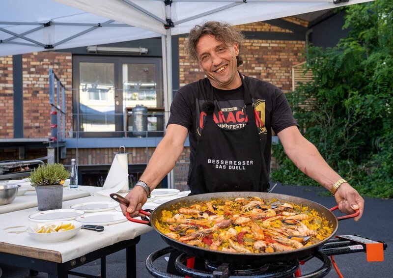 Raúl und seine Paella Mixta. – Bild: ZDF und Alexander Eckardt./​Alexander Eckardt