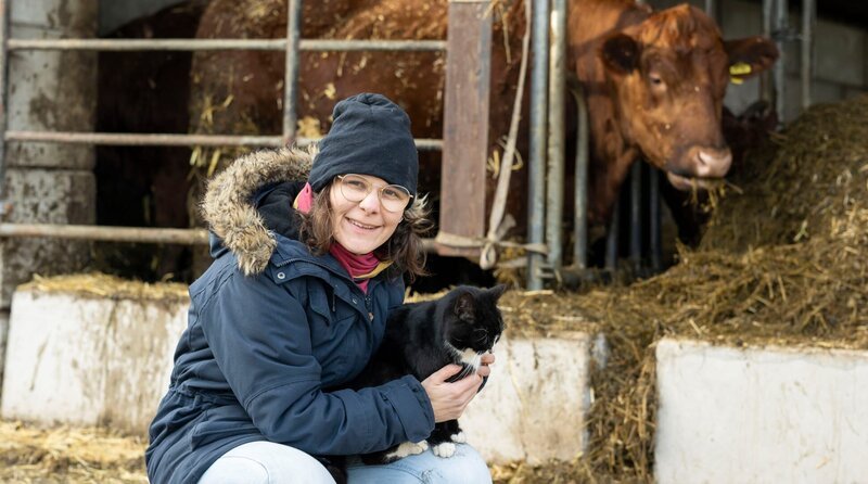 Anja Pötting im Kuhstall. – Bild: BR/​NDR/​Megaherz/​M.Grande