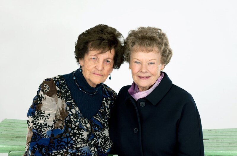 Seit Erscheinen des Films „Philomena“ von Stephen Frears ermutigt Philomena Lee (li., mit Schauspielerin Judi Dench, re.) ehemalige Bewohnerinnen von Mutter-Kind-Heimen, Informationen über ihre Kinder einzufordern, die sie einst weggeben mussten. – Bild: Weinstein Company/​Yucaipa Films