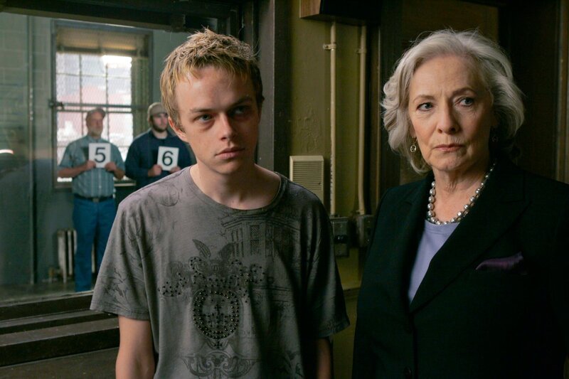 L-R: Vincent Beckwith (Dane DeHaan), Ms. Walsh (Betty Buckley) – Bild: NBC Universal, Inc