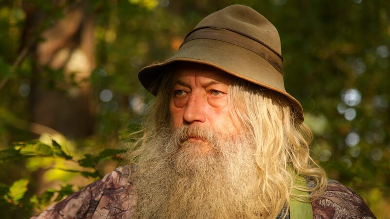 Huckleberry takes a moment to ponder the tracks the team has just discovered. – Bild: Travel Channel /​ Discover TMMO501_1A /​ Scripps