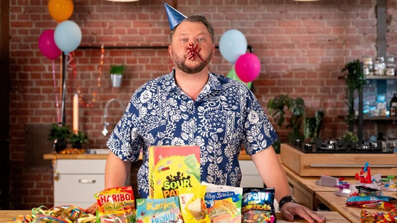 Fruchtsaftgetränke, Lollis, saure Weingummis und Popcorn: Sebastian Lege baut vier Partysnacks in seiner Werkstatt nach und deckt auf, was wirklich drinsteckt. – Bild: ZDFinfo