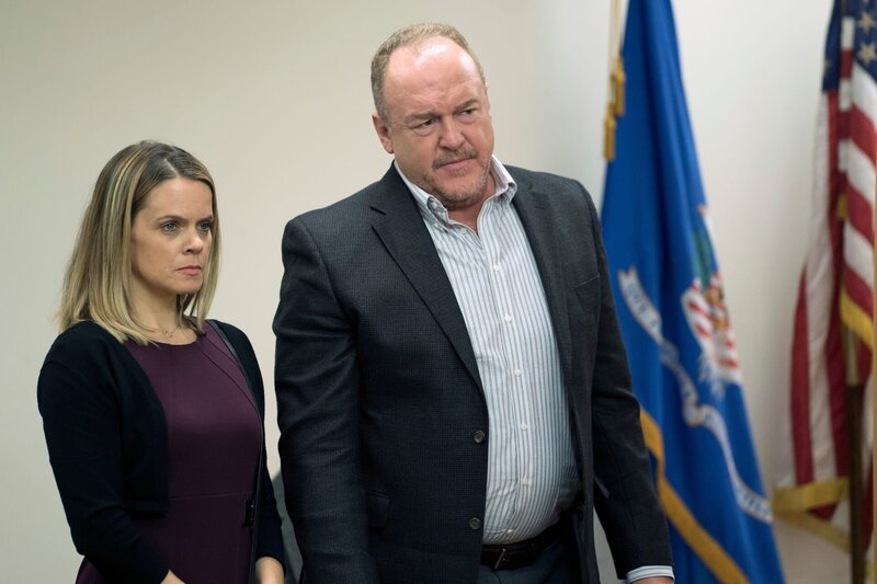 LAW & ORDER: SPECIAL VICTIMS UNIT --  „Great Expectations“ Episode 1808 -- Pictured: (l-r) Amy Spanger as Helen Harris, Brent Sexton as Jim Harris -- (Photo by: Peter Kramer/​NBC) – Bild: NBC /​ Universal /​ Die Verwendung ist nur bei redaktioneller Berichterstattung im Rahmen einer Programmankündigung ab 2 Monate vor der ersten Auss /​ © 2016 Universal Network Television LLC. All Rights Reserved.