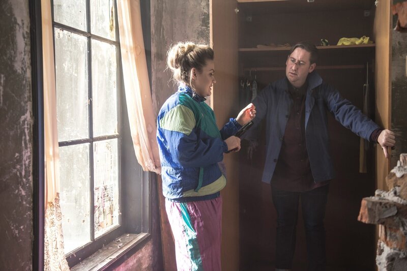 Paulette (Chanel Cresswell, l.); Dominic (Jim Howick, r.) – Bild: Clerkenwell Films /​ Ivailo Stanev