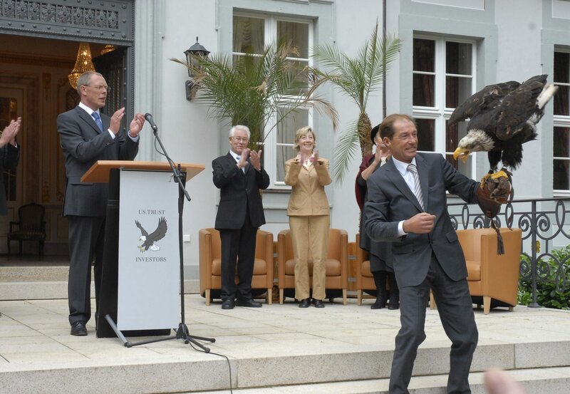 Der Flug des Weißkopfseeadlers ist ein voller Erfolg. Dr. Fährmann (Michael Lesch, rechts) hat die Wirtschaftsdelegation aus den USA begeistert und selbst Widersacher Herrenbrück (Frank Sieckel) ist beeindruckt. – Bild: Christa Köfer
