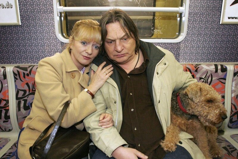 Helga (Ulrike Mai) und Bernd (Volker Herold) beschließen, auch die schwere Zeit gemeinsam durchzustehen. – Bild: SAT.1 /​ Noreen Flynn
