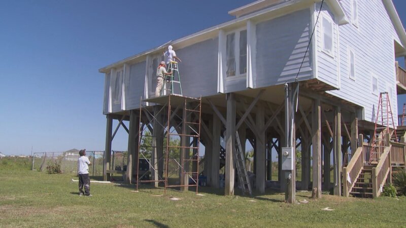 Anthony ist ein Haus-Flipping-Profi, doch diesmal geht es um ein Ferienhaus für sich und seine Frau Amanda. Sie finden eine renovierungsbedürftige Immobilie in Crystal Beach, Texas, nur eine Fährfahrt von ihrem Zuhause entfernt. Doch die eingeplanten 55.000 Dollar für die Umgestaltung reichen nicht aus. Sie brauchen eine neue Küche, ein neues Bad und Mastersuite. – Bild: HGTV
