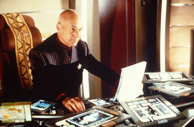 Picard (Patrick Stewart) sieht sich gezwungen, sein Kommando niederzulegen und sich einer galaktischen Widerstandsbewegung anzuschließen … – Bild: Paramount Pictures