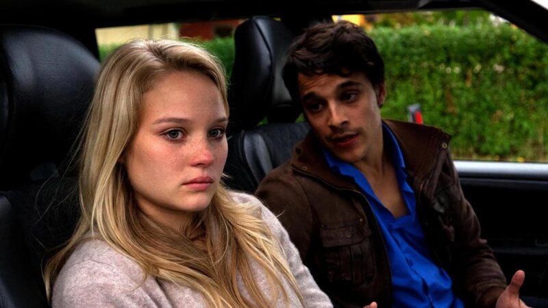 ARD Degeto HEIRATEN IST AUCH KEINE LÖSUNG, am Sonntag (22.07.18) um 13:30 Uhr im ERSTEN. Fanny (Sonja Gerhardt) und Luca (Kostja Ullmann) sind sich plötzlich gar nicht mehr so sicher, ob sie heiraten wollen. | ©ARD Degeto/Nicolas Maack – Bild: ARD Degeto/Nicolas Maack ARD Degeto HEIRATEN IST AUCH KEINE LÖSUNG, am Sonntag (22.07.18) um 13:30 Uhr im ERSTEN. Fanny (Sonja Gerhardt) und Luca (Kostja Ullmann) sind sich plötzlich gar nicht mehr so sicher, ob sie heiraten wollen. | ©ARD Degeto/Nicolas Maack – Bild: ARD Degeto/Nicolas Maack