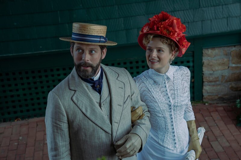 Marian Brook (Louisa Jacobson, r.) – Bild: Warner /​ Die Verwendung ist nur bei redaktioneller Berichterstattung im Rahmen einer Programmankündigung ab 2 Monate vor der ersten Auss /​ © 2023 Home Box Office, Inc. All rights reserved