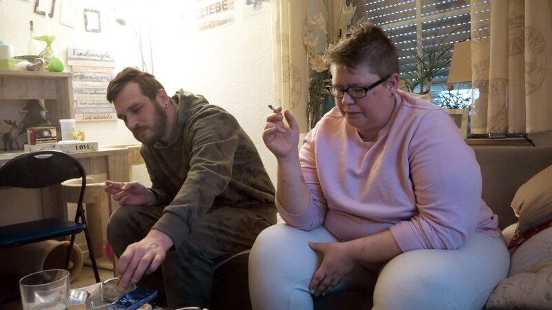 Auch bei Thomas und Sabine, die seit 15 Jahren verheiratet sind und zwei gemeinsame Kinder haben, gibt es schwerwiegende Probleme. – Bild: RTLZWEI