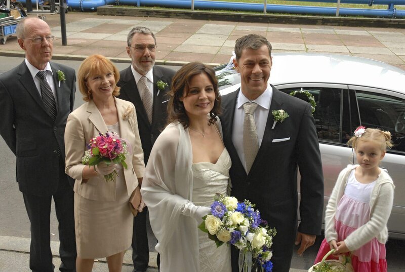 Das Brautpaar Susanne und Christoph (Elisabeth Lanz und Sven Martinek, von Mitte) kommt mit Familie vor dem Standesamt an (von links Hans Peter Korff, Ursela Monn, Gunter Schoß; vorne rechts; Paula Hartmann). – Bild: Christa Köfer