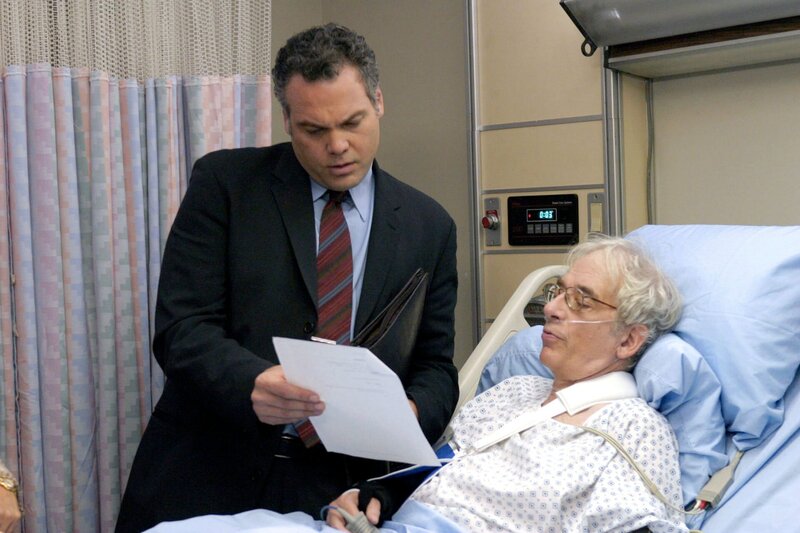 Law and Order Criminal Intent Season4, Criminal Intent Verbrechen im Visier Staffel4, Regie USA 2001, Darsteller -- „Inert Dwarf“ -- Pictured: (l-r) Vincent D’Onofrio as Det. Robert Goren, Austin Pendleton as Manotti – Bild: NBC Universal