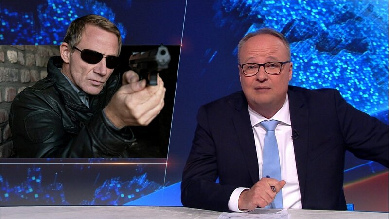 Overbeck (Roland Jankowsky) zu Gast bei Oliver Welke in der „heute Show“. – Bild: ZDF Enterprises GmbH /​ Thomas Kost /​ Jonas Plöger /​ Uwe Schäfer