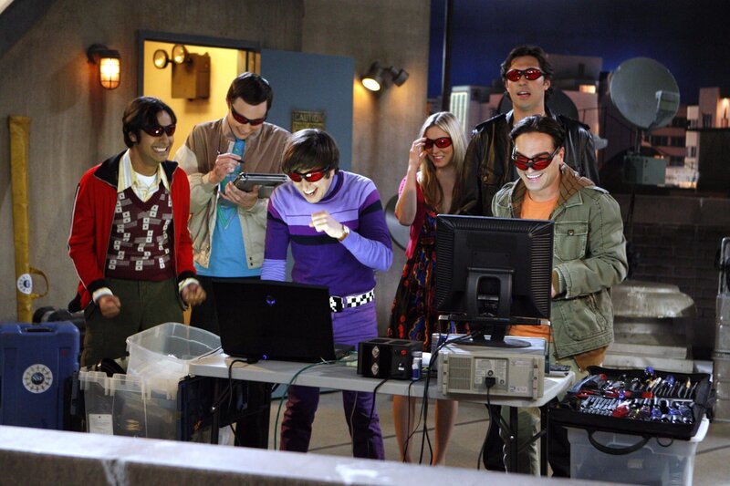 Die Freunde Leonard (Johnny Galecki, r.), Sheldon (Jim Parsons, 2.v.l.), Raj (Kunal Nayyar, l.) und Howard (Simon Helberg, 3.v.l.) wollen ein Laser-Experiment durchführen. Als Leonard Penny (Kaley Cuoco, 3.v.r.) dazuholen will, lernt er gleich ihren neuen Freund Zack (Brian Smith, 2.v.r.) kennen … – Bild: Warner Bros. Television Lizenzbild frei