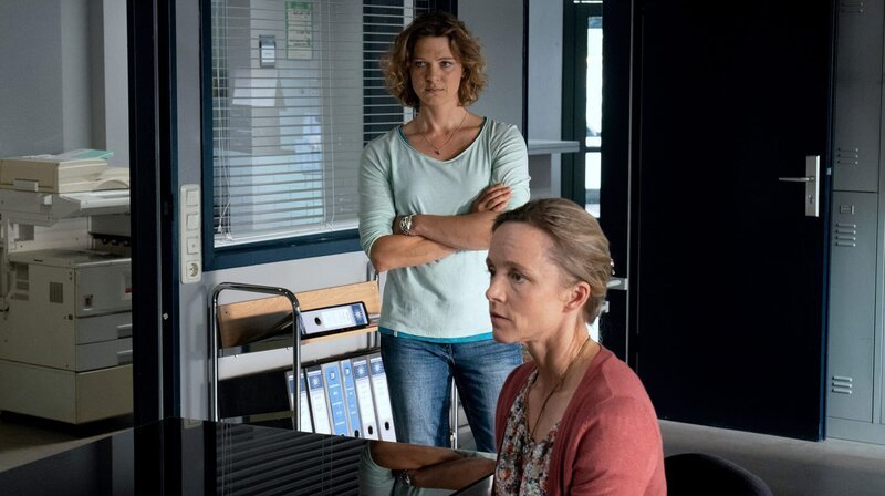 Tomke (Anjorka Strechel, h.) befragt Anja Paschke (Johanna Klante, v.) zu ihrem Sohn Emil. – Bild: ARD/​Marion von der Mehden