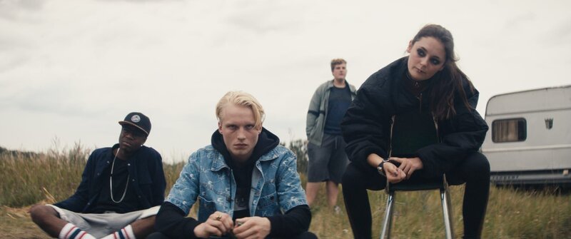 Anton (Anton Nürnberg, M.) und Ella (Lea van Acken, r.) proben den Widerstand. Zwei weitere Jugendliche (Sylvain Mabe) und Mikko (Cassian-Bent Wegner) schauen unbeteiligt zu. – Bild: Krzysztof Wiktor