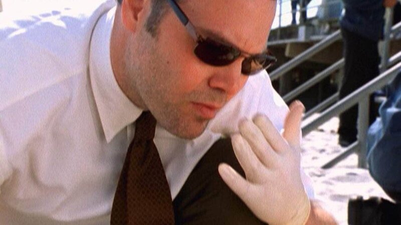 Robert Goren (Vincent D’Onofrio) stellt eine Verbindung zwischen den einzelnen Opfern her: Sie wurden alle in der Badewanne ertränkt. – Bild: MG RTL D