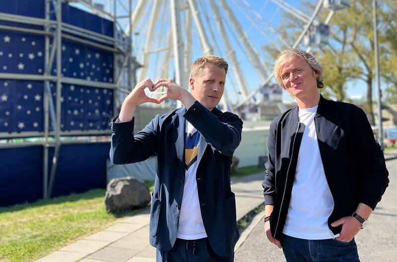 Achtung, Achtung: Polizeichef Pocher ist heute auf seinem Mini-Polizei-Autoscooter unterwegs und verteilt Anzeigen an übergriffige Comedians! Denn heute hat auch ein Mann von Ruhm auf dem Rummel Platz. Wer sein Idol auf dem heimischen Jahrmarkt trifft, bei dem pochert das Herz schonmal höher. – Bild: SWR/​dibido